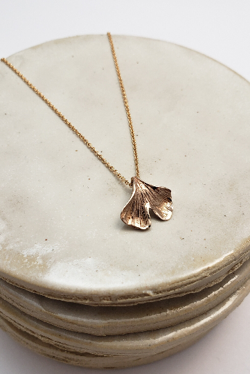 Collier Petite Feuille de Ginkgo en Bronze et gold fill 14k