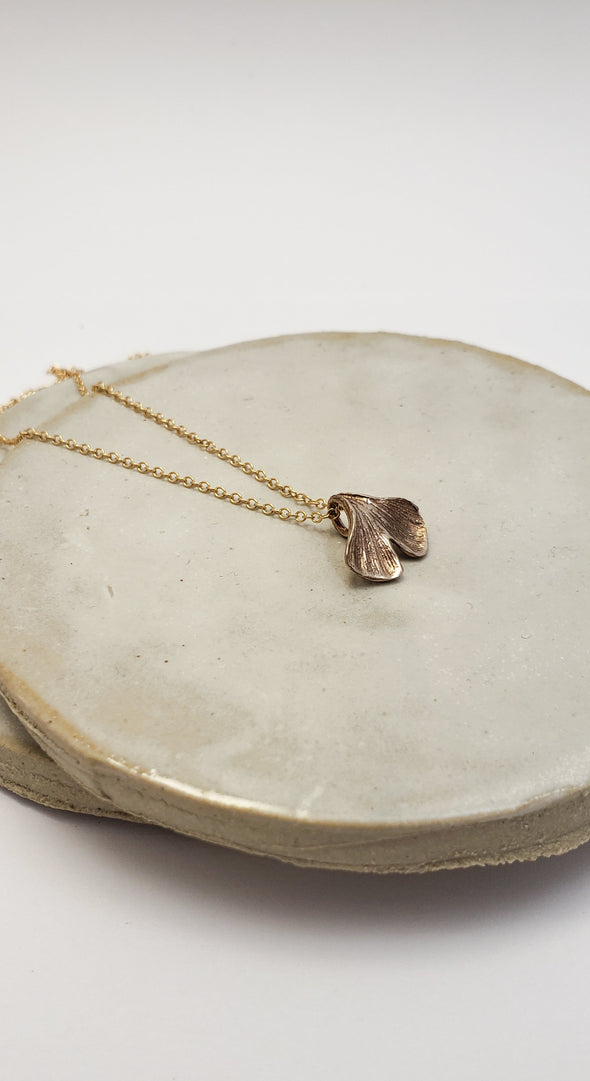 Collier Petite Feuille de Ginkgo en Bronze et gold fill 14k