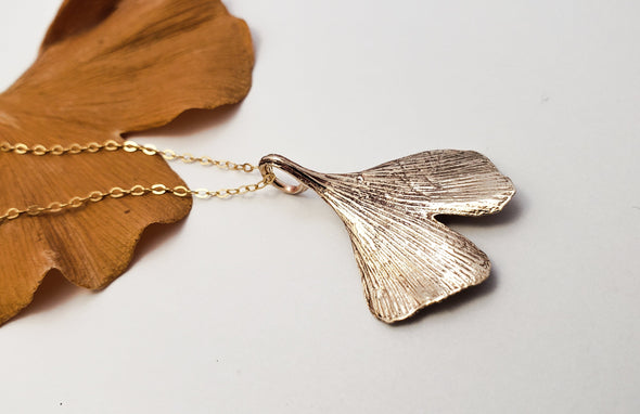 Collier Feuille de Ginkgo en bronze et or Gold Filled 14k