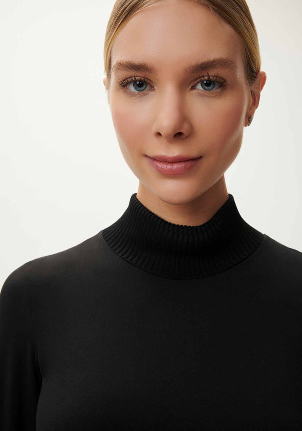 Black long-sleeved sweater