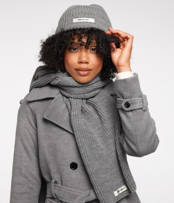 ensemble tuque et écharpe gris