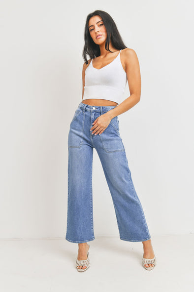 High-waisted jeans with wide-leg medium denim cargo pockets